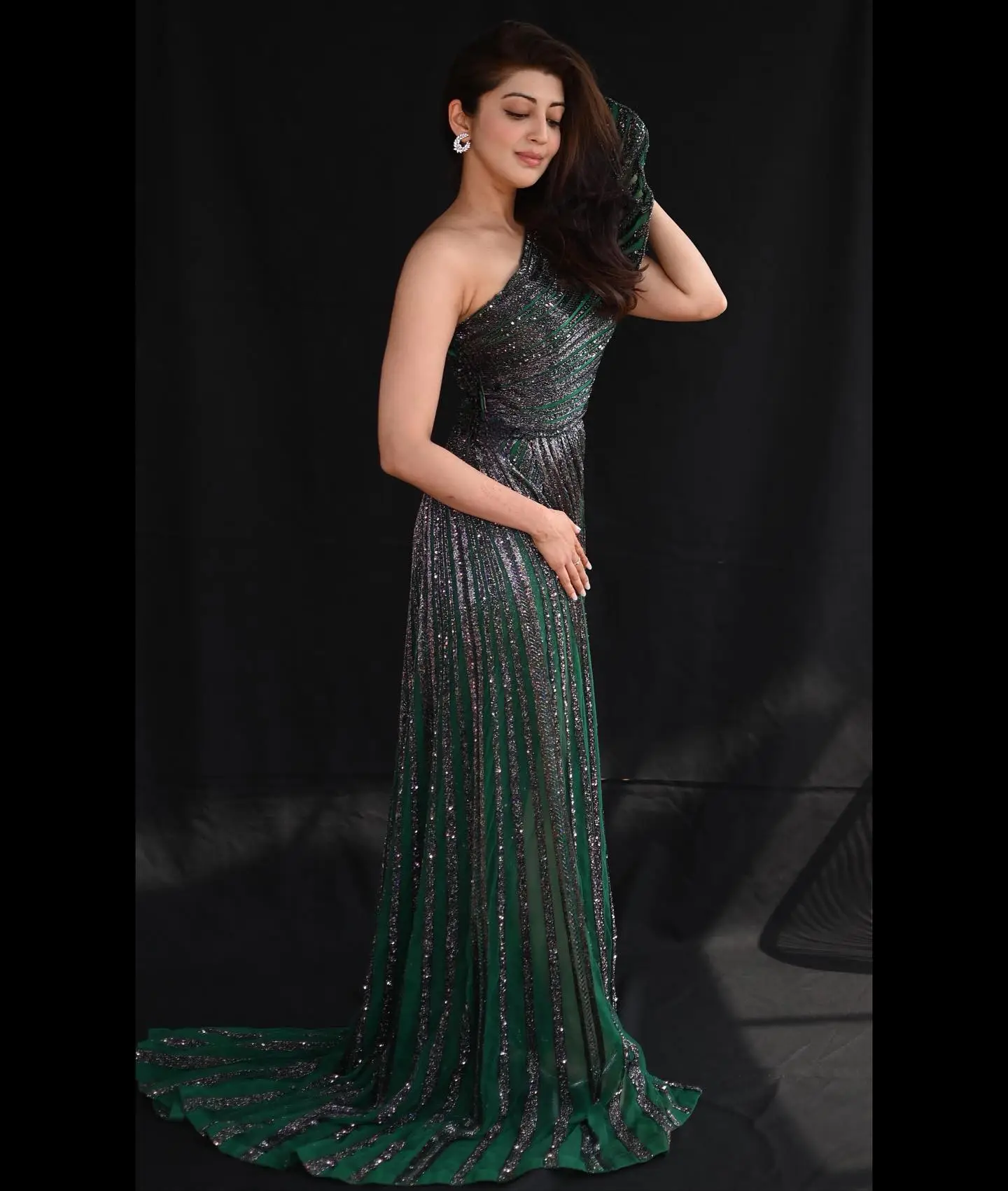 Mumbai Girl Pranitha Subhash Long Legs Show in Green Gown